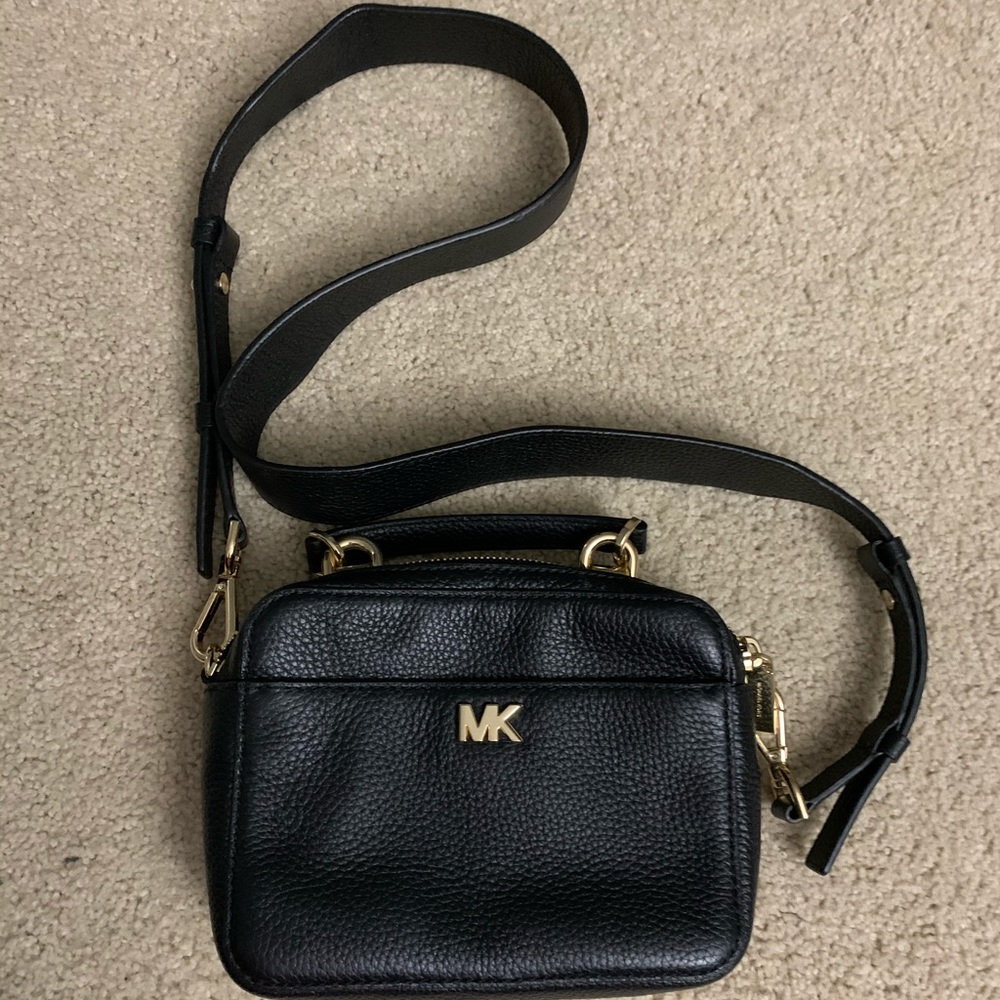 Black Mini Leather Micheal Kors Crossbody🖤💛🖤💛